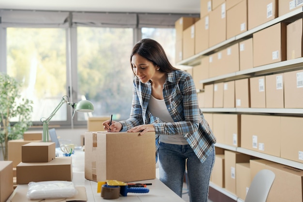 Eigentümer eines E-Commerce-Ladens nimmt Bestellungen am Telefon entgegen