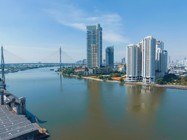 Eigentumswohnung am Nachmittag vor dem Fluss Hintergrund