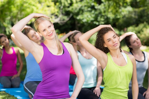 Eignungsgruppe, die Yoga im Park tut