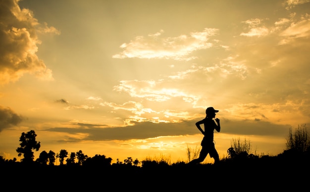 Eignungsschattenbildsonnenaufgang-Jogging-Trainings-Wellnesskonzept