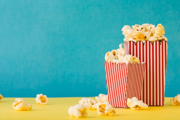 Foto eimer voll popcorn mit kopienraum