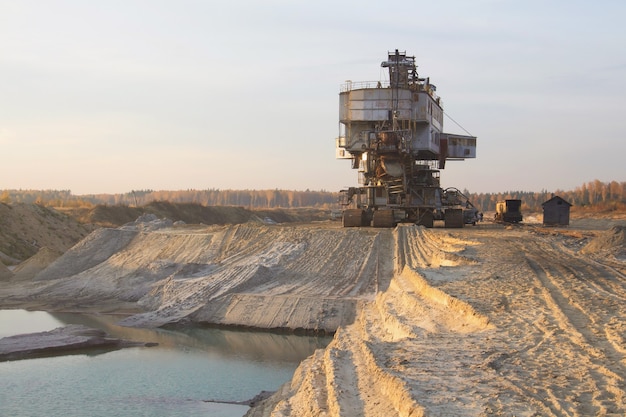 Eimerkettenbagger in einem Sandsteinbruch. Riesenstapler. Schüttguthandling