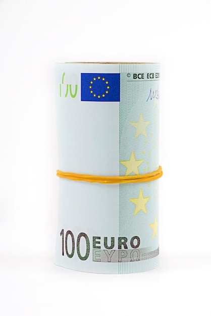 Ein 100-Euro-Schein ist in eine Rolle Euro-Scheine eingewickelt.