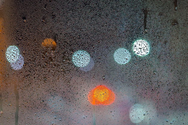 Foto ein abstrakter hintergrund von nassem fensterglas der nacht