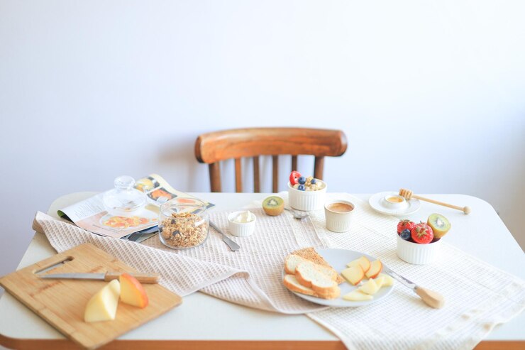 Ein abwechslungsreicher Tisch für ein gesundes und leckeres Frühstück zu Hause