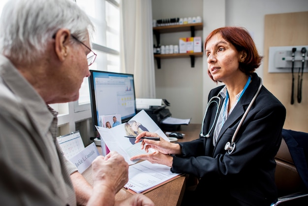 Ein älterer geduldiger Sitzungsdoktor am Krankenhaus