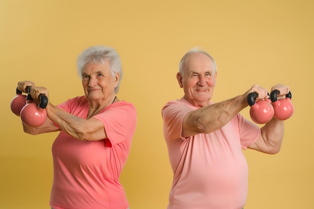 Foto ein älterer kaukasischer mann und eine weiße frau trainieren mit einer kettlebell