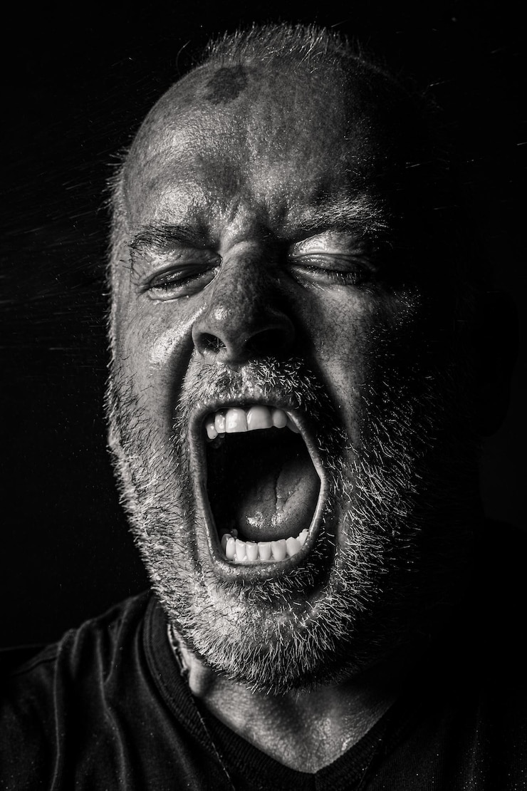 Foto ein älterer mann schreit laut