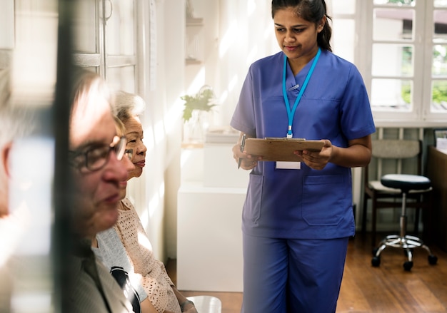 Foto ein älterer patient im krankenhaus