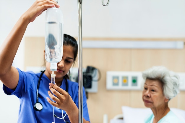 Ein älterer Patient im Krankenhaus