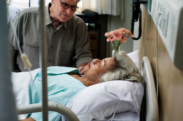 Foto ein älterer patient im krankenhaus