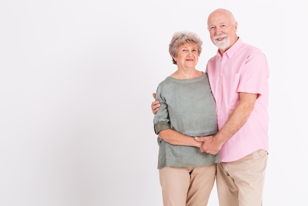 Ein älteres Paar steht vor einem leeren weißen Hintergrund