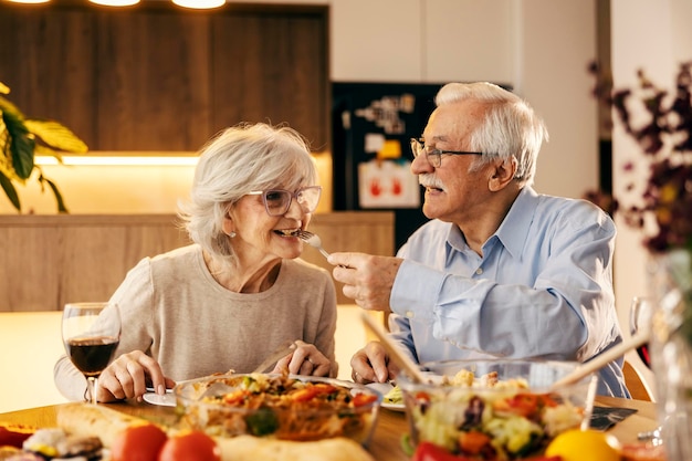 Ein älteres Paar teilt zu Hause Essen