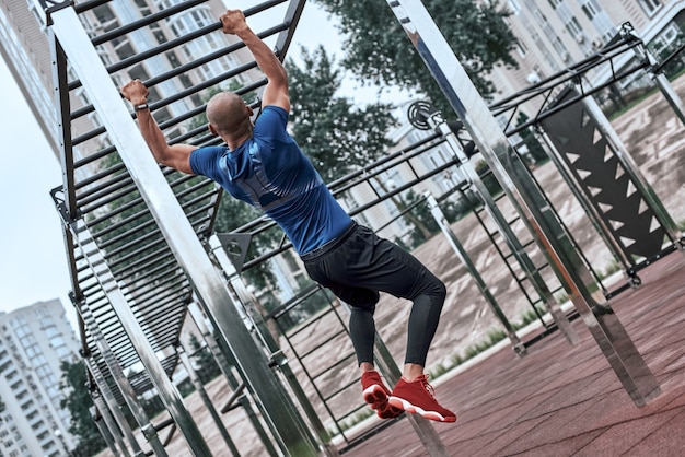 Ein afrikanischer Mann trainiert im Open-Air-Fitnessstudio