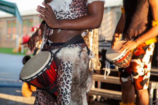 Ein afrikanischer Schlagzeuger spielt die Djembe. Traditionelles Musikinstrument.