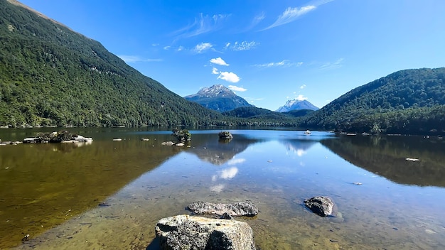 Ein Alpensee in den Bergen mit blauem Himmel und Wolken