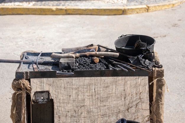 Ein alter Eisenamboss zum Schmieden von Metall in einer Schmiede oder einem geschmiedeten Eisenwerkzeug