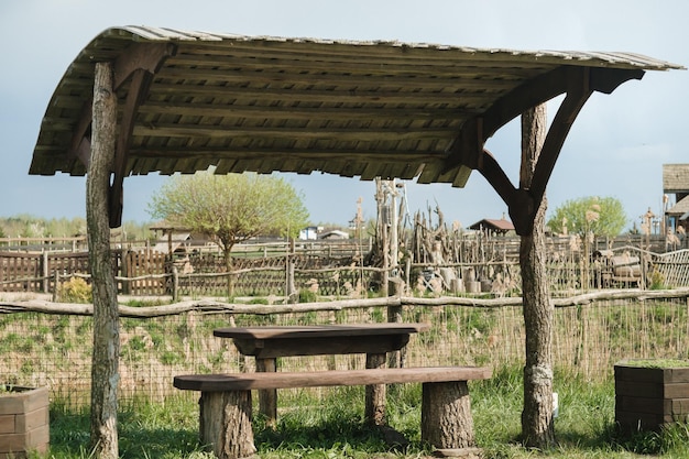 Ein alter Holzpavillon zum Entspannen im Park. Ausgestattet mit Holztischen und Bänken