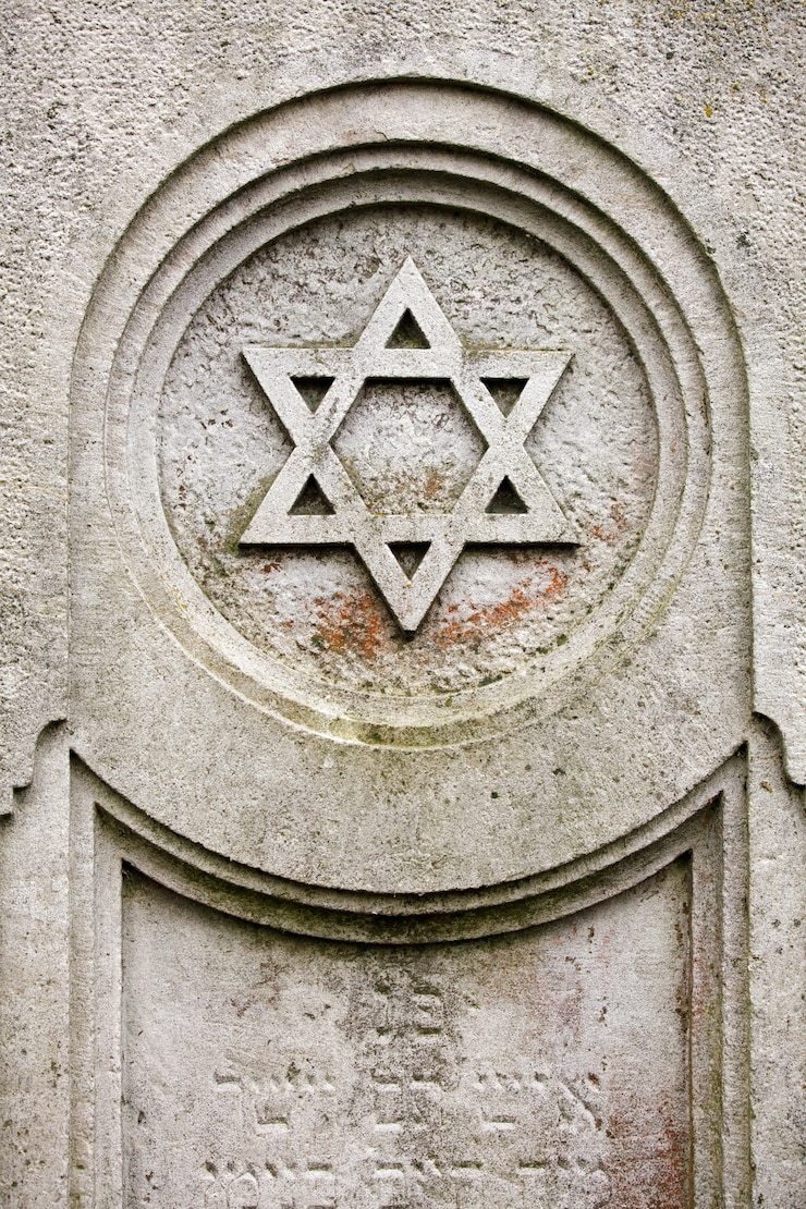 Foto ein alter jüdischer friedhof mit religiösen symbolen.