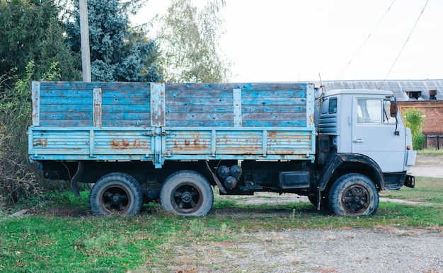 Ein alter LKW mit platten Reifen.