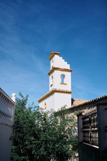 Ein alter renovierter Glockenturm der Kirche in der Gemeinde Larva Jaen
