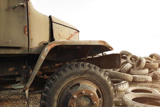 Ein alter sowjetischer rostiger Ural-LKW unter Autoreifen Folgen der Zerstörung