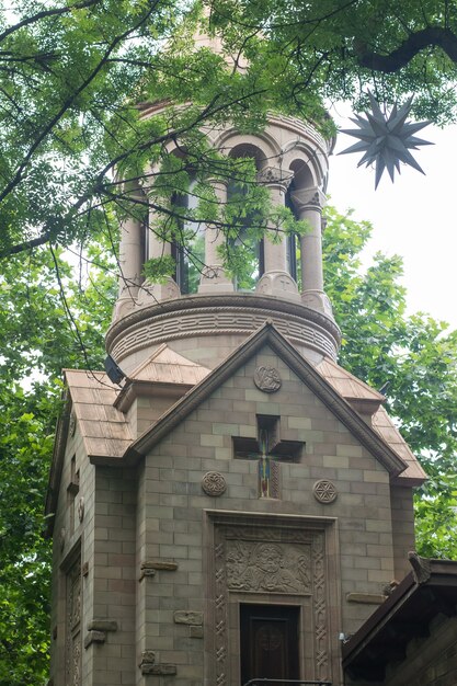 Ein alter Steintempel im alten Park. Ein Wallfahrtsort.