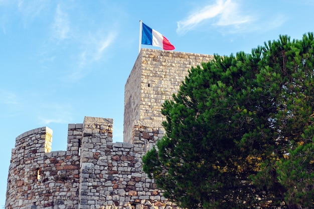 Ein alter Turm von Cannes mit der französischen Flagge