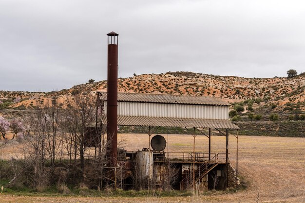 Foto ein alter verlassener kessel, der zur destillation von lavendel in der spanischen region alcarria verwendet wurde