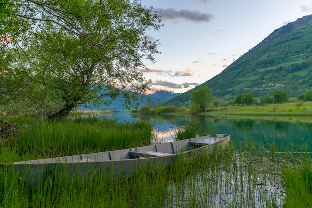 Ein altes Fischerboot ist im Schilf am Ufer vertäut