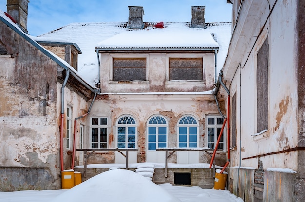 Ein altes Haus wird renoviert Neue Fenster und Fallrohre Blick auf das Herrenhaus Pure