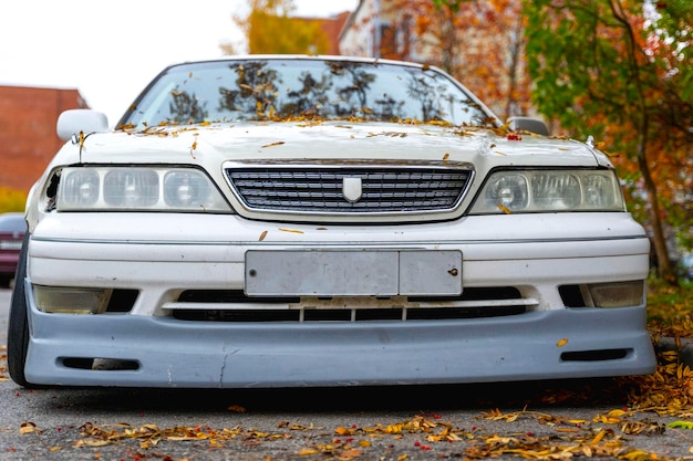 Ein altes klassisches japanisches Auto in einer beliebten Limousine der Herbststadtlandschaft