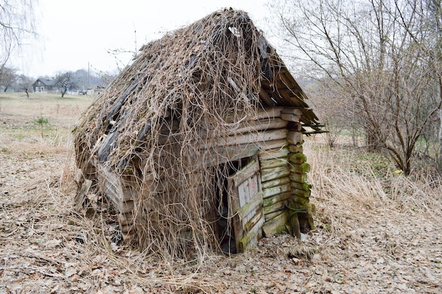 Ein altes, verfallenes, kleines, verlassenes, zerstörtes, rauschendes, zerbrochenes Haus aus Holzbalken und Stöcken