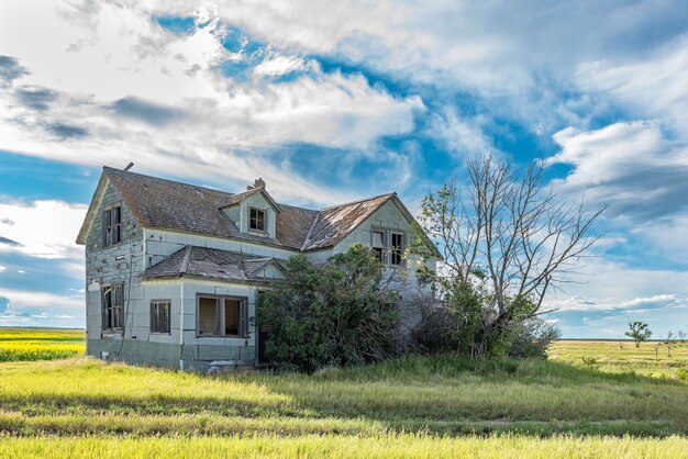 Ein altes verlassenes Haus in den Prärien von Saskatchewan