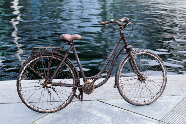 Ein altes versunkenes Fahrrad, das aus dem Wasser gezogen wurde