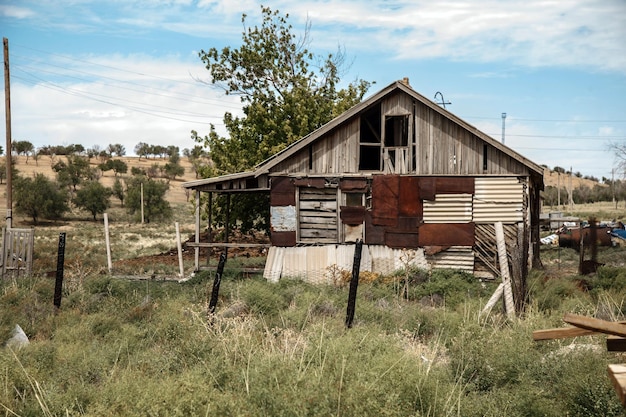 Ein altes, zerfallendes Haus mit verstaubten Fenstern in einer ländlichen Gegend in Kasachstan