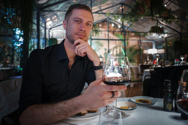 Ein anspruchsvoller Mann genießt Wein in einem hochwertigen Restaurant mit luxuriösem Ambiente