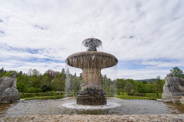 Ein antiker Brunnen im Garten