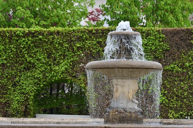 Ein antiker Brunnen im Garten