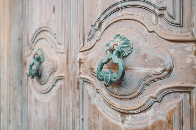 Ein antiker eiserner Türklopfer an einer Holztür Pisa Italien