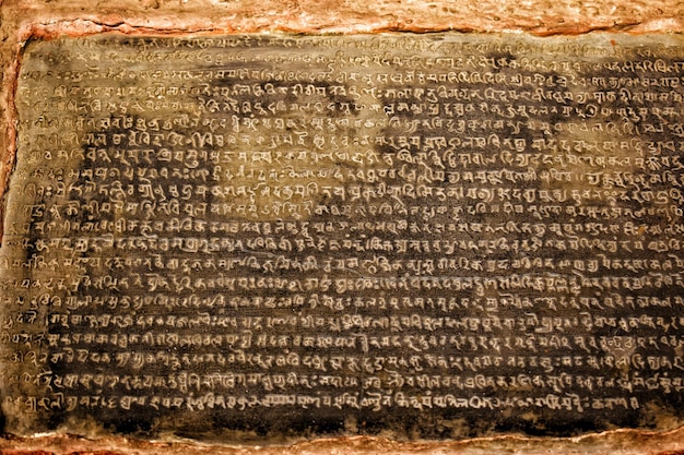 Ein antiker Text aus der Antike, geschrieben auf einem Stein.