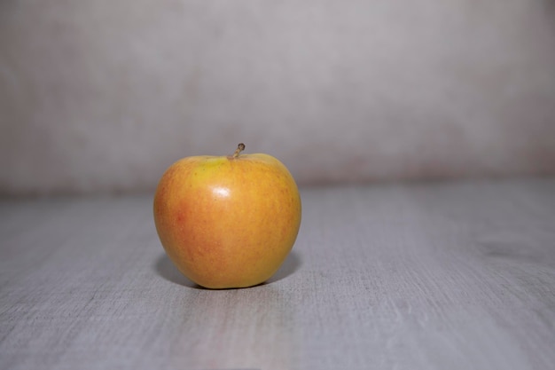 ein Apfel auf dem hölzernen Hintergrund