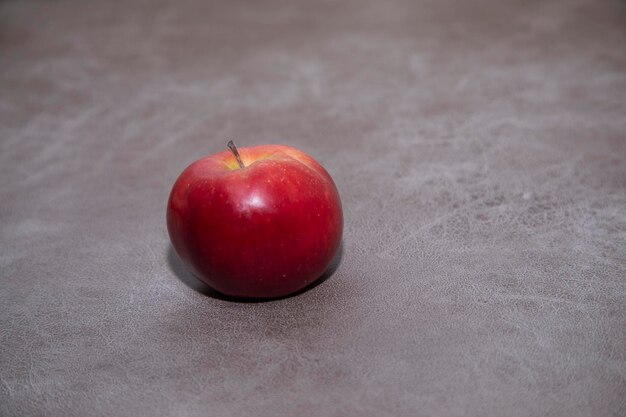 ein Apfel auf dem hölzernen Hintergrund