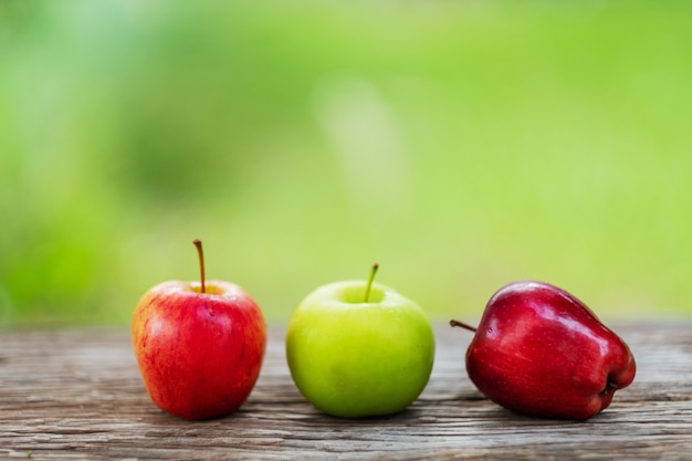 Ein Apfel auf Holz