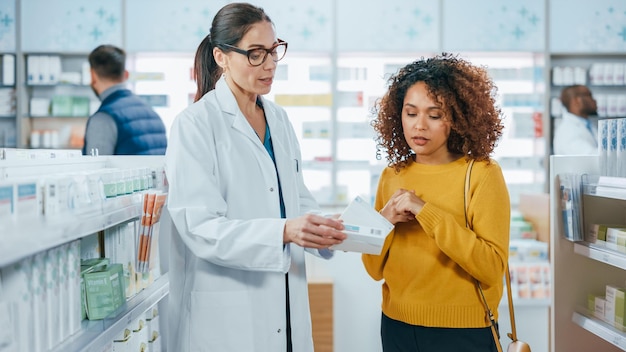 Foto ein apotheker spricht mit einer frau in einer apotheke.