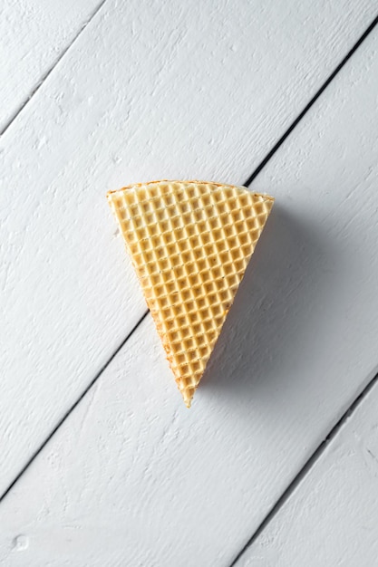 Ein appetitliches Stück Waffelkuchen mit Kondensmilch. Nahaufnahme. Lebensmittelfotografie in der Bäckerei.