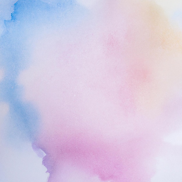Ein Aquarell mit rosa und blauem Hintergrund.