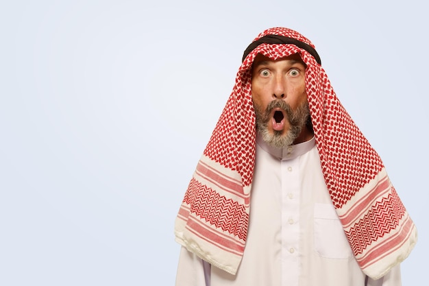 Foto ein arabischer mann in keffiyeh zeigt einen gesichtsausdruck mit schockierter überraschung und frustration, die sich in der geöffneten form widerspiegelt