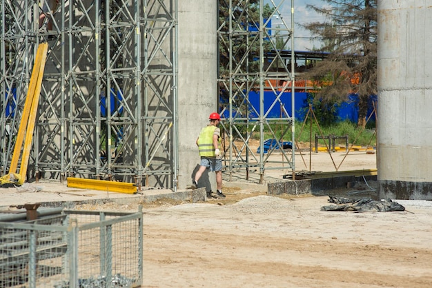 Ein Arbeiter mit Schutzhelm bewegt sich auf der Baustelle