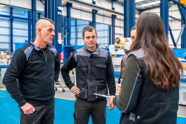 Foto ein arbeitsteam spricht in einer fabrik